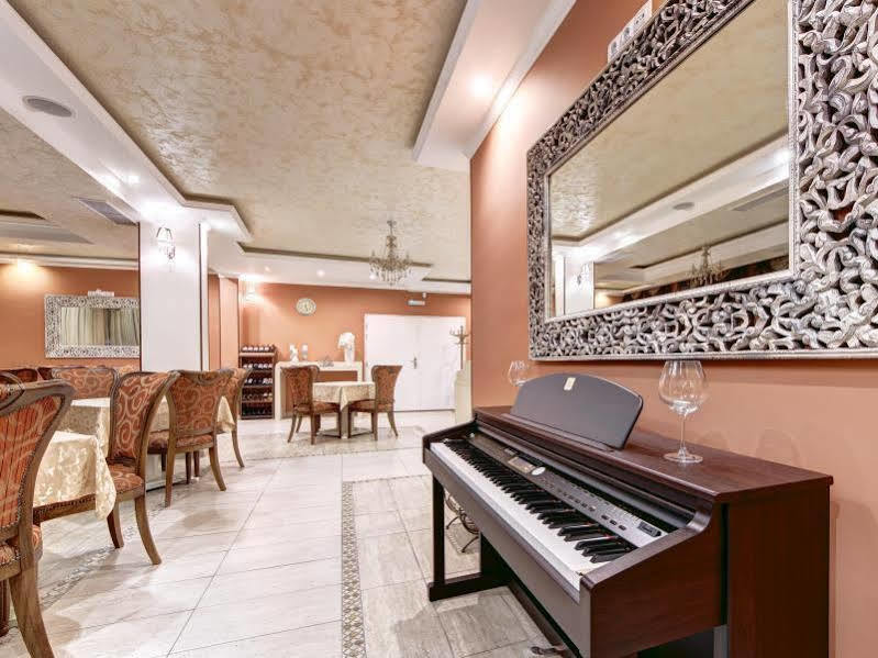 Boutique Hotel Diama Mratin Bagian luar foto